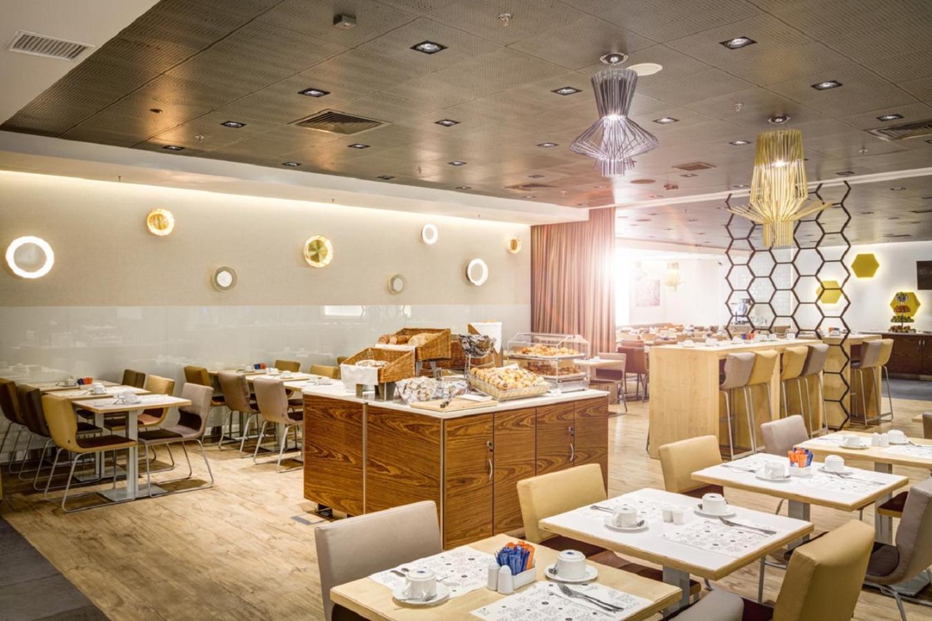 Novotel Warszawa Centrum Luaran gambar Breakfast buffet at the hotel