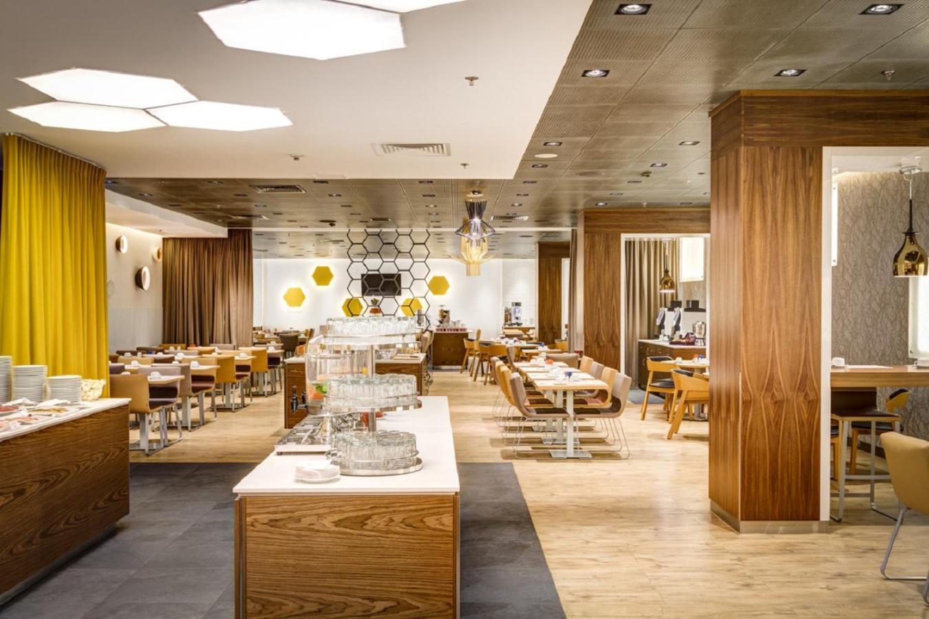 Novotel Warszawa Centrum Luaran gambar Breakfast buffet at the hotel